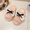 Pantuflas peludas para mujer, para usar en exteriores, con lazo, suela plana, estilo nuevo, pantuflas de algodón, 2026, a la moda, alta calidad, otoño/invierno, versátiles