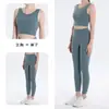 Conjunto de yoga com toque de segunda pele para mulheres, apresentando um top de gola alta com bojos removíveis, calça de yoga com controle abdominal e um conjunto de ginástica de duas peças projetado para realçar os glúteos em formato de pêssego.