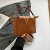 Nuevo 2025 Bolso Decorativo Simple en Forma de V Moda Ins Elegante Bolso Cubo Pequeño para Mujer de Hombro Cruzado de Moda
