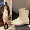 Sapatos Femininos Plus Size 41 a 43 Botas Curtas de Outono Bico Fino Botas Francesas Emagrecedoras 2026 Novas Botas Femininas Dr. Martens Femininas