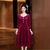 Vestido de Brindis Nupcial Borgoña Estilo Francés con un Toque de Lujo, Vestido de Compromiso Francés de Terciopelo Dorado, Vestido Petite para Homecoming