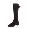 Botas de cano alto justas estilo francês com bico quadrado tipo focinho de porco, laço, fivela de cinto, camurça, elásticas, salto médio grosso para mulheres - Inverno 2026