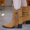 Botas Curtas de Camurça com Franjas de Salto Alto Novas Outono/Inverno 2025 Botas Femininas de Bico Fino com Salto Grosso Botas da Moda
