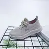 Zapatos deportivos para mujer de punto volador transfronterizos al por mayor con amortiguación de aire y suela ligera, nuevos de primavera y otoño 2026, slip-on, moda perezosa, versátiles