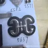 Venta Directa de Fábrica de Diversas Placas de Aleación de Zinc Marca Miao, Etiquetas de Letras Metálicas, Etiquetas Cosidas a Mano y Etiquetas para Ropa