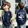 Camiseta de manga longa 100% algodão puro com três listras, estilosa, lançamento quente de 2026, corte solto para crianças mais velhas e estudantes, peça externa moderna