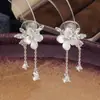 Pendientes de Tachuela Elegantes con Borla de Flor Blanca de Gama Alta Estilo Coreano para Mujer Pinzas para Orejas de Bobina de Mosquitos Pendientes Pequeños Frescos
