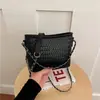Bolso tote tejido de moda para mujer, nueva colección 2026, bolso de hombro versátil con bloques de color y diseño de cadena cruzada de alta gama