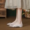 Sapatos de Noiva Casamento Estilo Francês Suave Sapato Único Bico Fino Cetim Plano para Mulheres 2026 Novo Estilo Laço Elegante Salto Baixo