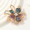 Broche de flor em concha de abalone, broche de concha em cor natural com diamantes, um acessório luxuoso e elegante para casacos e ternos