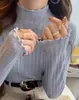 Camiseta de punto de manga larga con cuello medio alto y dobladillo festoneado, estilo nuevo Otoño e Invierno 2025 para mujer, suéter interior de punto suave y sedoso de alta gama, tendencia