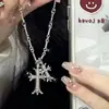 Collar con colgante de doble cruz de diseño nicho de lujo ligero Ins para hombres y mujeres, accesorios de alta gama, cadena para clavícula hip-hop para chicas hot