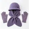 Conjunto de três peças para mãe para outono e inverno: novo chapéu de tricô floral com pelo de coelho, cachecol e luvas para aquecimento e proteção das orelhas
