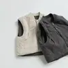 Colete de algodão reversível, novo estilo inverno 2026, design xadrez para meninos e meninas, adequado para bebês e crianças pequenas, colete quente e estiloso estilo coreano