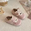 Sapatos de Couro Estilo Francês para Crianças 2026 Primavera e Outono Novos com Laço de Renda Laço Sapatos Versáteis para Bebês Meninas com Solado Macio para Uso Externo
