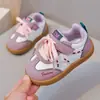 Sapatos para Meninas 2026 Primavera e Outono Novos Tênis Esportivos Infantis Tênis Casuais Antiderrapantes para Bebês Sola Macia Sapatos Leves