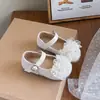 Zapatos de Princesa para Niña Mary Janes con Flor Plateada Suela Suave Zapatos de Cuero para Niños Estilo Primavera/Otoño Zapatos Individuales de Rendimiento para Niña Pequeña