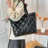 Bordado Artístico Fio para Deslocamento 2025 Inverno Novo Algodão Moda Feminina Estilo Coreano Bolsa de Ombro Único Bolsa Tote Acolchoada de Mão