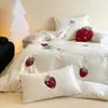 Ropa de cama de felpa de imitación de lana estilo fresco y dulce con bordado de fresa, totalmente mate, antiestática de terciopelo de leche, juego de tres/cuatro piezas