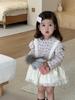 Roupas de Outono para Bebê 2025 Novo Conjunto Infantil Estilo Coreano Camisa de Boneca e Saia com Suspensório Conjunto de Duas Peças para Meninas