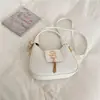 Colección Otoño 2026: Bolsos de mano simples y modernos para mujer con detalles de letras metálicas, Bolsos de hombro elegantes y a la moda