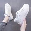 Zapatos blancos pequeños de suela gruesa para mujer 2023 nuevos de primavera y verano de malla transpirables casuales de suela gruesa de moda para estudiantes