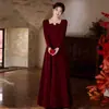 Vestido Rojo de Banquete de Primavera con Escote Cuadrado, Corte Ajustado, Mangas Largas, Adornos de Pedrería, Ceñido a la Cintura, Efecto Adelgazante, Vestido para Brindis de Compromiso, Elegante Vestido de Gala