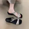 Hermosas sandalias de cuña con pedrería de tacón bajo Chuyuji para mujer, para uso exterior en verano, nuevo modelo 2026, adecuadas para combinar con faldas, sandalias de tacón alto sin cordones