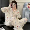 Nuevo cárdigan de doble longitud para mujer Otoño 2026 con cuello de solapa, pijama casual holgado con estampado de dibujos animados y anime, algodón nube