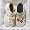 Zuecos de diseño floral con suela gruesa para mujer, sandalias de punta cerrada, nuevas de moda de verano antideslizantes 2026 estilo playa con aumento de altura