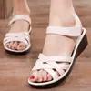Sandálias de mãe de meia-idade verão moda ao ar livre sandálias femininas velcro strass vazado respirável sapatos de vovó para idosos
