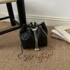 Bolsa de corrente versátil e estilosa para mulheres, nova versão coreana de bolsa tipo balde da moda, bolsa de ombro e transversal casual de alta qualidade na moda