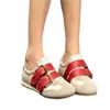 Modelo popular versátil 2026: Sapatos casuais femininos de sola grossa com fivelas duplas, estilo de treino alemão, estilo outono, tecido verde e marrom