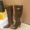 Botas femininas de salto alto pontudas estilo coreano 2026 novas com fivela de couro, botas finas que emagrecem para pessoas baixas, botas longas marrons femininas