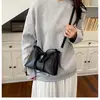 Los bolsos pequeños de moda para mujer son populares este año, bolsos vintage 2026 nuevos, casuales, versátiles, de hombro y cruzados, bolsos tipo cubo de moda