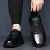Atacado transfronteiriço de novos sapatos casuais masculinos, esportivos, respiráveis, versáteis, estilosos, sapatos de couro com sola macia para homens, adequados para dirigir ao ar livre