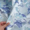Tela jacquard floral de seda azul satinado y plateado con peonías para vestidos, ropa y materiales decorativos de diseñador