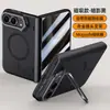 Adecuado para Apple iPhone Duo, esta funda de teléfono plegable con tacto de piel presenta un acabado mate, fijación magnética y un diseño de eje central para una protección mejorada contra caídas.