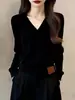 Elegante e estiloso suéter vermelho para mulheres, um tricô de caimento solto perfeito para usar em camadas no inverno, oferecendo calor e um visual sofisticado com suas mangas longas.