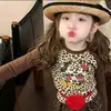 Conjunto de otoño para niñas para la escuela, nuevo y elegante conjunto de dos piezas con camiseta de manga larga y estampado de leopardo de dibujos animados para bebés