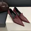 Tacones altos de punta fina estilo francés, tacones de aguja, zapatos pequeños de cuero para mujer, nueva colección otoño 2025, elegantes y versátiles, zapatos de trabajo con corte profundo