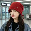 Gorro casual com barra dobrada e cordão para mulheres, outono e inverno, chapéu de tricô que afina o rosto, gorro liso de cor sólida para proteção das orelhas em clima frio