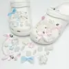Nuevos dijes de resina para zuecos al por mayor: lindos diseños de dibujos animados, versátiles flores para zapatos de mariposa, flores de burbujas y decoraciones de animales