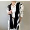 Chal pequeño de alta calidad famoso en Internet para mujer, camisa exterior a rayas blancas y negras, primavera y otoño, tejido de punto, cuello falso, hombrera cálida para habitación con aire acondicionado