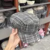 Versátil Casual Rayas Cuadros Visera Corta Adelgazante Copa Plana Sombrero para Mujer Otoño Cálido Moda Tendencia Gorra de Béisbol de Nicho