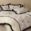 Juego de ropa de cama de cuatro piezas estilo vintage de invierno, lujoso de terciopelo de leche, con terciopelo grueso bordado de alta gama, incluyendo una funda de edredón y una sábana bajera