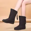 1. Botas de neve femininas de inverno até o meio da panturrilha, espessadas e forradas com fleece para aquecimento, com sola antiderrapante, salto inclinado e design de franja com cordão