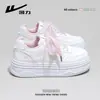 Novos Sapatos Femininos Primavera 2026, Tênis Brancos, Tênis Esportivos Casuais com Sola Grossa Dopamina, Tênis Tendência de Alto Valor para Atacado