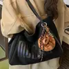 Bolso Tote de Gamuza de Gran Capacidad Súper Popular para Mujer 2025 Nuevo Estilo Retro Bolso de Hombro de Moda Bolso de Axila con Letras