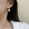 Pendientes de bola dorada de latón con el mismo estilo para mujer, estilo coreano vintage, sencillos, con hebilla para la oreja, a la moda.